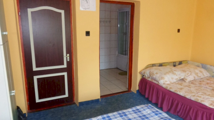 5 fős fürdőszobás szoba,alsó szint. – 4. kép