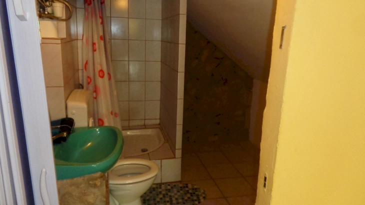 Felső szint, 3 fős fürdőszobás szoba – 2. kép