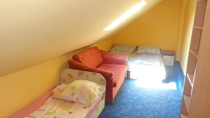 Felső szint, 3 fős fürdőszobás szoba – 3. kép