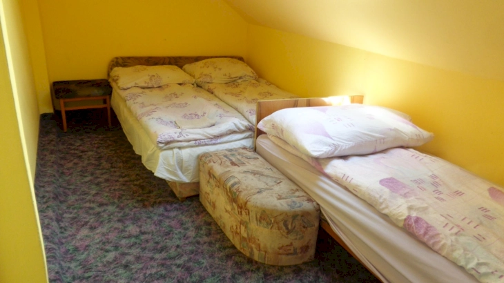 Felső szint, 3fős közös fürdővel. – 1. kép