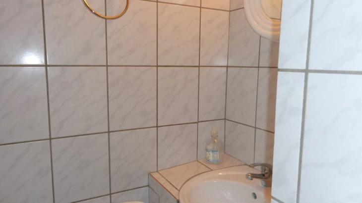 Felső szint, 6 fős fürdőszobás szoba – 4. kép