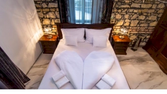 Delux szoba kétszemélyes ággyal és pezsgőfürdővel