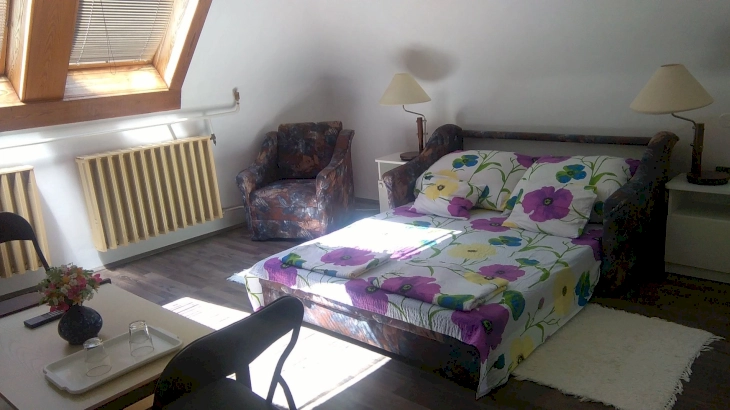 Hegyekre néző szoba – 1. kép