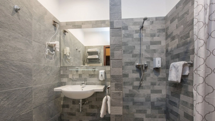 Standard családi szoba, parkoldali  – 2. kép