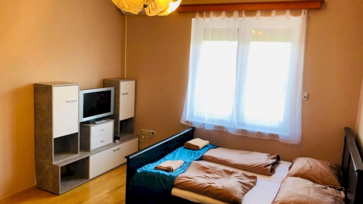8-as szoba 4 fő részére, sarokkád és zuhanyzó – 1. kép