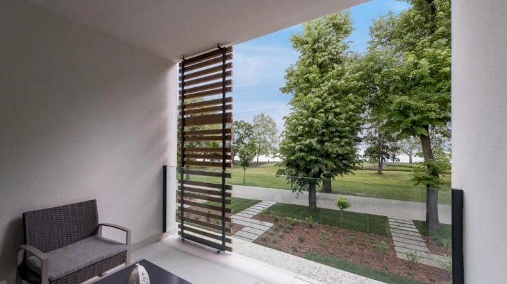 Deluxe Apartman erkéllyel és szaunával, tóra néző kilátással – 2. kép
