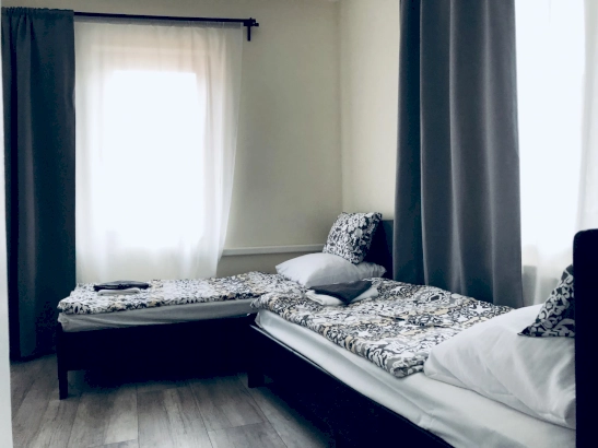 1 francia + 3 különágy 5 fős apartman 2 hálótérrel (101)  – 6. kép