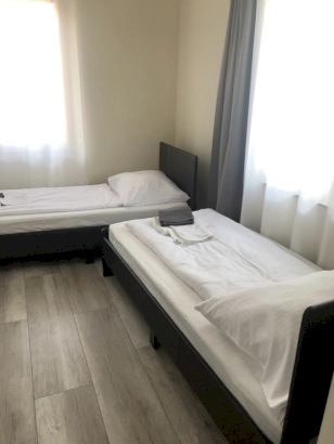 1 francia + 3 különágy 5 fős apartman 2 hálótérrel (101)  – 3. kép