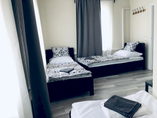 1 francia + 3 különágy 5 fős apartman 2 hálótérrel (101)  – 7. kép