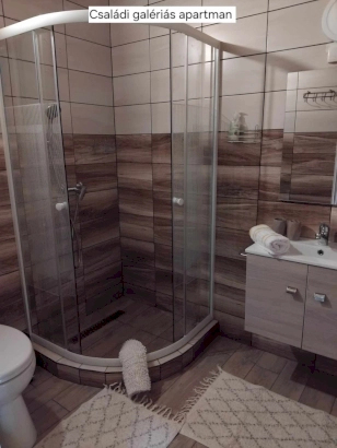 Családi galériás 4 + 1 fős apartman külön bejárattal – 6. kép
