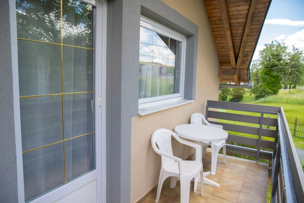 Kertre néző, erkélyes, emeleti légkondicionált 3 fős apartman  – 3. kép