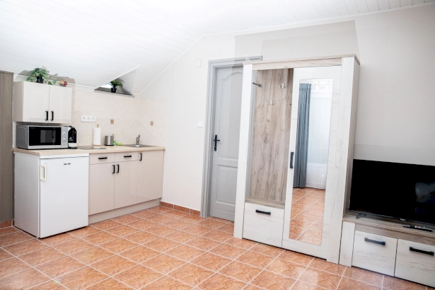 Kertre néző, erkélyes, emeleti légkondicionált 3 fős apartman  – 5. kép