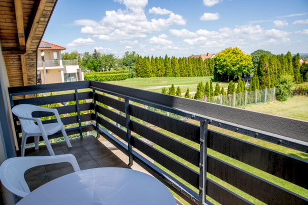 Panorámás, erkélyes emeleti 3 fős apartman 1 hálótérrel – 6. kép