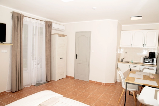 Földszinti teraszos 3 fős apartman 1 hálótérrel – 4. kép