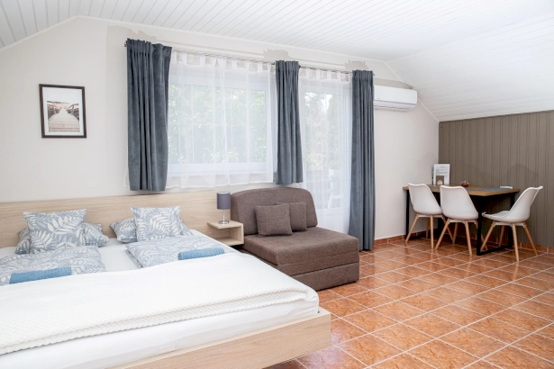 Kertre néző, erkélyes, emeleti légkondicionált 3 fős apartman  – 1. kép