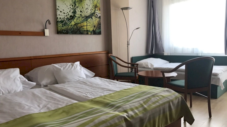 háromágyas, erkélyes vagy francia balkonos szoba - parki oldal – 2. kép