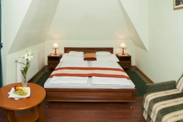 Standard 5ágyas apartman francia erkéllyel – 2. kép