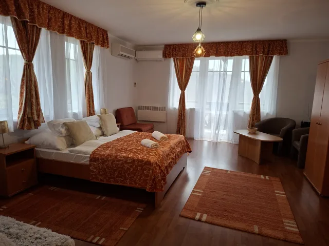 Erkélyes nagy apartman