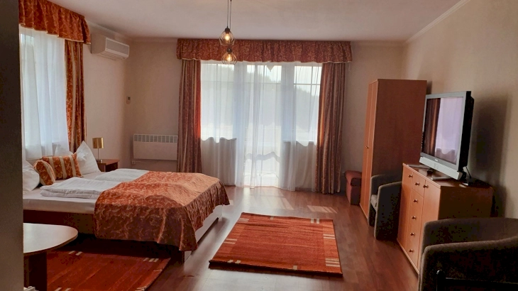 Erkélyes nagy apartman  – 1. kép