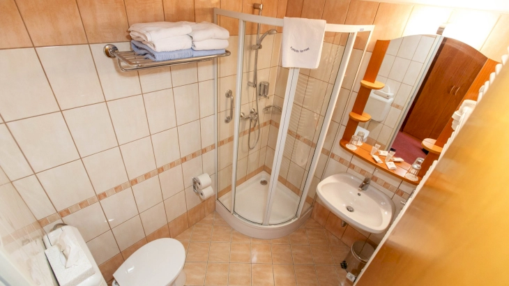 Standard kétágyas balkonos szoba a Hertelendy Házban – 4. kép