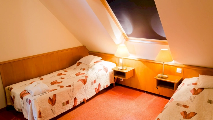 Standard kétágyas tetőtéri szoba a Hertelendy Házban – 3. kép