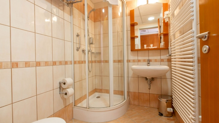 Standard kétágyas balkonos szoba a Hertelendy Házban – 3. kép